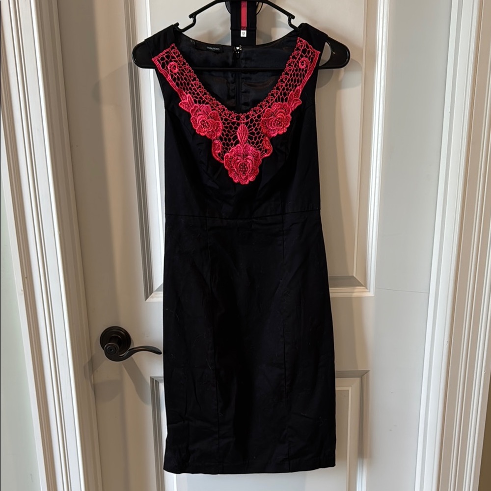 Size 1/2 Elegant Black Shift Dress with Pink Lace Detail and Belt